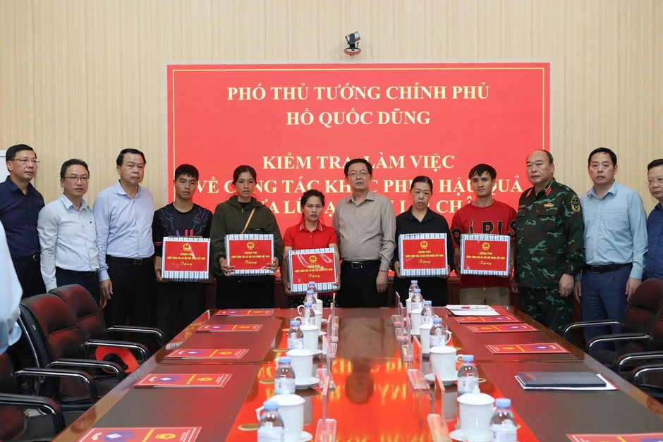 Phó Thủ tướng Hồ Quốc Dũng kiểm tra công tác khắc phục hậu quả lũ quét tại xã Mường Than Phó Thủ tướng Hồ Quốc Dũng kiểm tra công tác khắc phục hậu quả lũ quét tại xã Mường Than