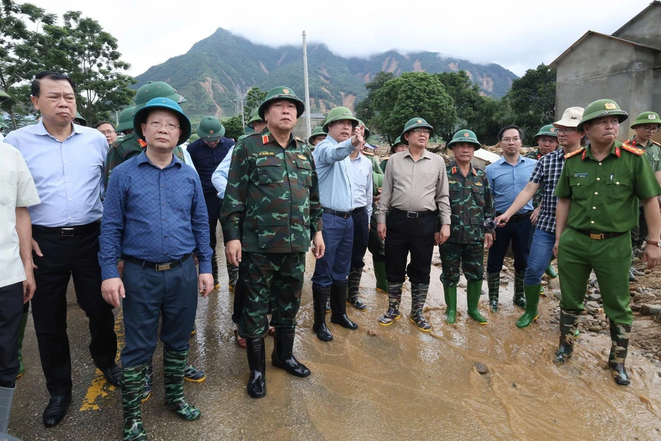 Phó Thủ tướng Hồ Quốc Dũng kiểm tra công tác khắc phục hậu quả lũ quét tại xã Mường Than Phó Thủ tướng Hồ Quốc Dũng kiểm tra công tác khắc phục hậu quả lũ quét tại xã Mường Than