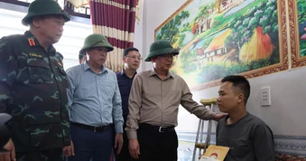 Phó Thủ tướng Hồ Quốc Dũng kiểm tra công tác khắc phục hậu quả lũ quét tại xã Mường Than
