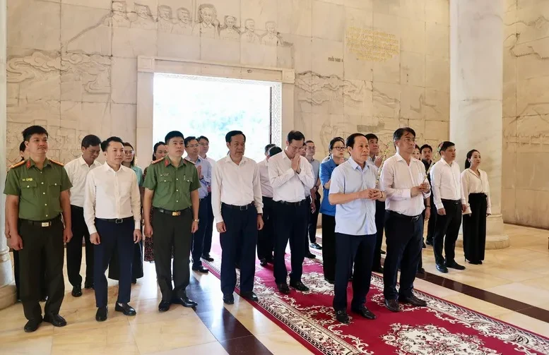 Phó Thủ tướng Lê Tiến Châu dâng hương tưởng nhớ Chủ tịch Hồ Chí Minh Phó Thủ tướng Lê Tiến Châu dâng hương tưởng nhớ Chủ tịch Hồ Chí Minh