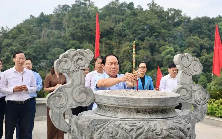 Phó Thủ tướng Lê Tiến Châu dâng hương tưởng nhớ Chủ tịch Hồ Chí Minh Phó Thủ tướng Lê Tiến Châu dâng hương tưởng nhớ Chủ tịch Hồ Chí Minh