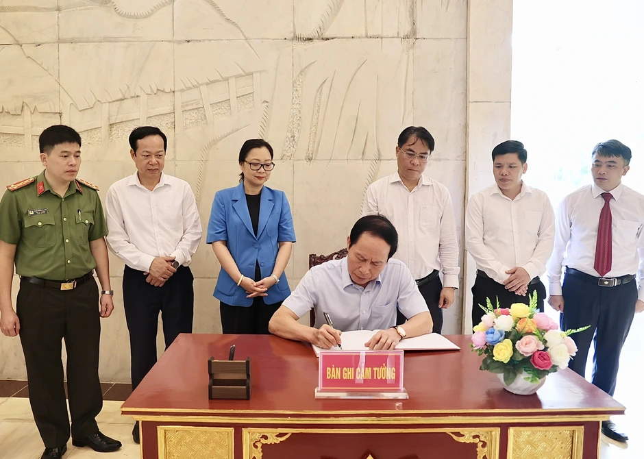 Phó Thủ tướng Lê Tiến Châu dâng hương tưởng nhớ Chủ tịch Hồ Chí Minh Phó Thủ tướng Lê Tiến Châu dâng hương tưởng nhớ Chủ tịch Hồ Chí Minh
