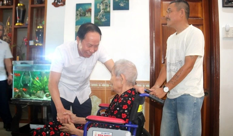 Phó Thủ tướng Lê Tiến Châu thăm, tặng quà gia đình chính sách tại A Lưới Phó Thủ tướng Lê Tiến Châu thăm, tặng quà gia đình chính sách tại A Lưới