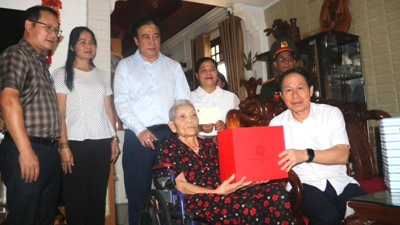 Phó Thủ tướng Lê Tiến Châu thăm, tặng quà gia đình chính sách tại A Lưới Phó Thủ tướng Lê Tiến Châu thăm, tặng quà gia đình chính sách tại A Lưới