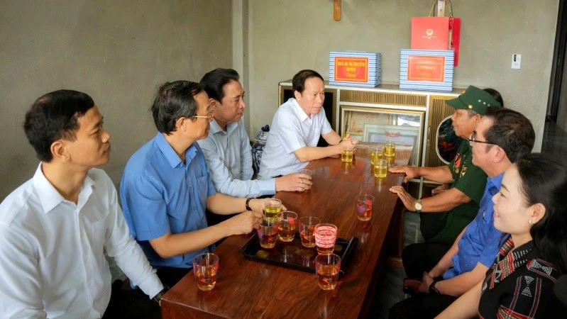 Phó Thủ tướng Lê Tiến Châu thăm, tặng quà gia đình chính sách tại A Lưới Phó Thủ tướng Lê Tiến Châu thăm, tặng quà gia đình chính sách tại A Lưới