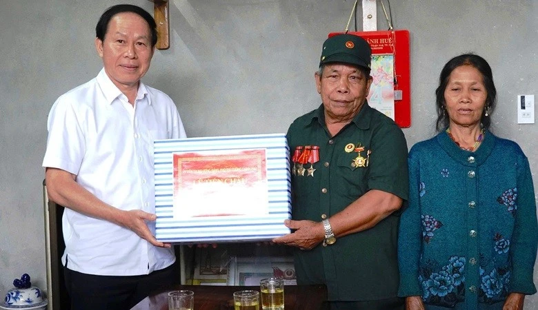 Phó Thủ tướng Lê Tiến Châu thăm, tặng quà gia đình chính sách tại A Lưới Phó Thủ tướng Lê Tiến Châu thăm, tặng quà gia đình chính sách tại A Lưới
