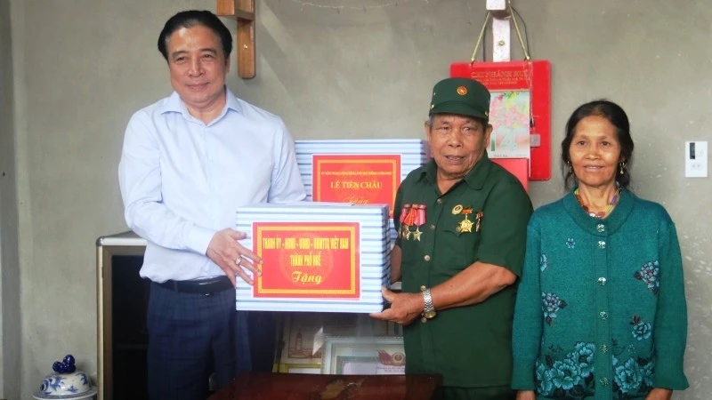Phó Thủ tướng Lê Tiến Châu thăm, tặng quà gia đình chính sách tại A Lưới Phó Thủ tướng Lê Tiến Châu thăm, tặng quà gia đình chính sách tại A Lưới