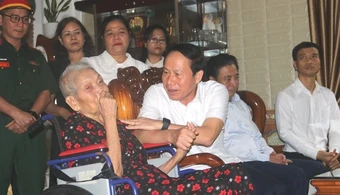 Phó Thủ tướng Lê Tiến Châu thăm, tặng quà gia đình chính sách tại A Lưới