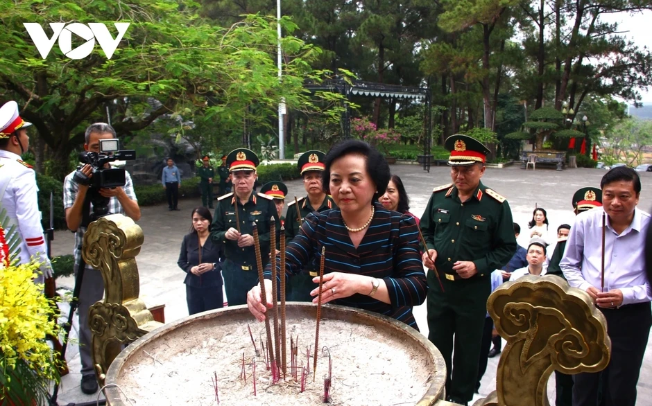 Phó Thủ tướng Phạm Thị Thanh Trà dâng hương tri ân Anh hùng liệt sĩ tại Quảng Trị Phó Thủ tướng Phạm Thị Thanh Trà dâng hương tri ân Anh hùng liệt sĩ tại Quảng Trị