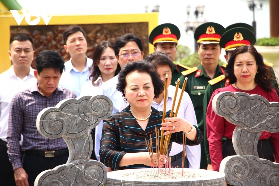 Phó Thủ tướng Phạm Thị Thanh Trà dâng hương tri ân Anh hùng liệt sĩ tại Quảng Trị Phó Thủ tướng Phạm Thị Thanh Trà dâng hương tri ân Anh hùng liệt sĩ tại Quảng Trị