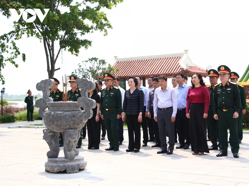 Phó Thủ tướng Phạm Thị Thanh Trà dâng hương tri ân Anh hùng liệt sĩ tại Quảng Trị Phó Thủ tướng Phạm Thị Thanh Trà dâng hương tri ân Anh hùng liệt sĩ tại Quảng Trị