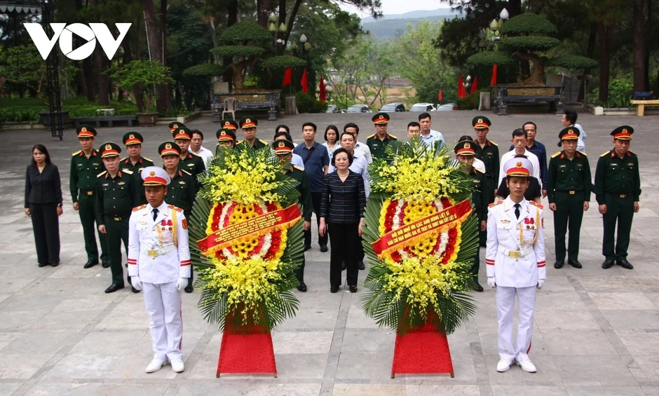 Phó Thủ tướng Phạm Thị Thanh Trà dâng hương tri ân Anh hùng liệt sĩ tại Quảng Trị Phó Thủ tướng Phạm Thị Thanh Trà dâng hương tri ân Anh hùng liệt sĩ tại Quảng Trị