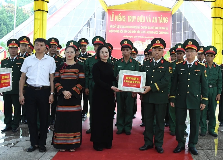 Phó Thủ tướng Phạm Thị Thanh Trà dự Lễ truy điệu, an táng hài cốt liệt sĩ tại Quảng Ngãi Phó Thủ tướng Phạm Thị Thanh Trà dự Lễ truy điệu, an táng hài cốt liệt sĩ tại Quảng Ngãi
