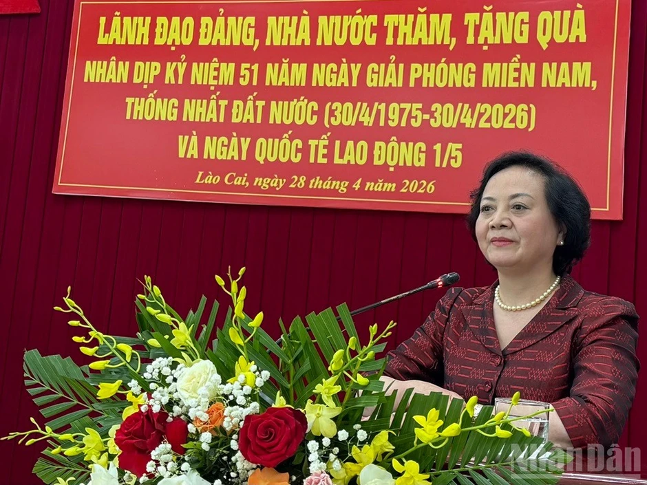 Phó Thủ tướng Phạm Thị Thanh Trà thăm, tặng quà tại Lào Cai