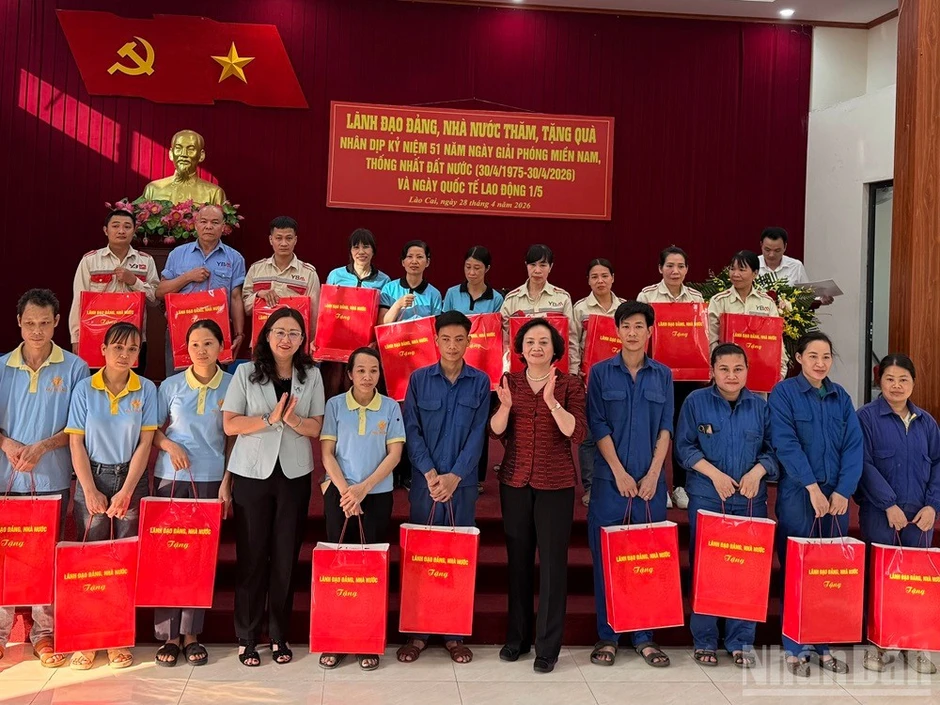 Phó Thủ tướng Phạm Thị Thanh Trà thăm, tặng quà tại Lào Cai