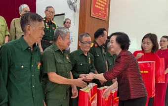 Phó Thủ tướng Phạm Thị Thanh Trà thăm, tặng quà tại Lào Cai