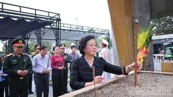 Phó Thủ tướng Phạm Thị Thanh Trà tri ân các Anh hùng liệt sĩ tại Quảng Trị