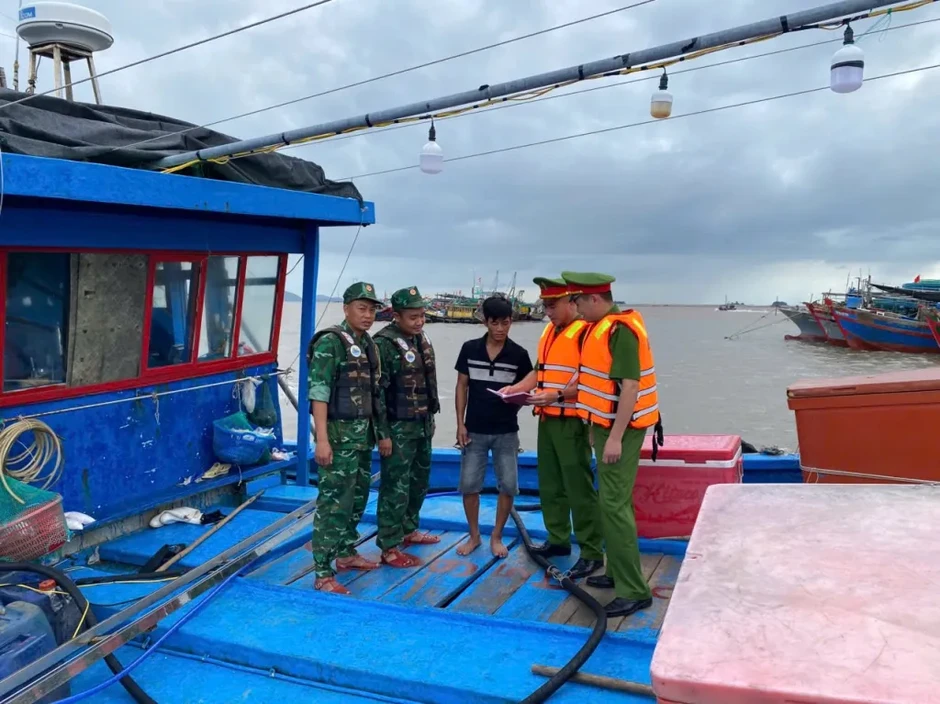 Phó Tổng Tham mưu trưởng QĐND Việt Nam kiểm tra công tác ứng phó bão Phó Tổng Tham mưu trưởng QĐND Việt Nam kiểm tra công tác ứng phó bão