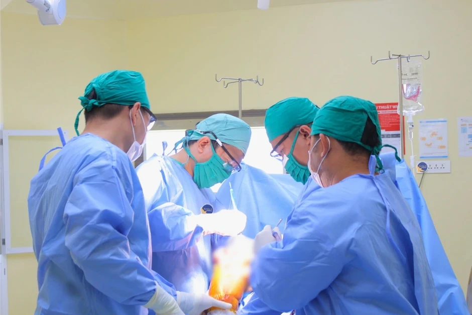 Phối hợp đa chuyên khoa cứu khớp gối thoái hóa nặng ở người cao tuổi Phối hợp đa chuyên khoa cứu khớp gối thoái hóa nặng ở người cao tuổi