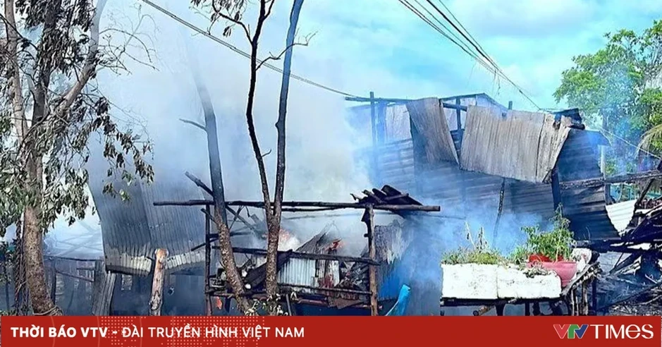 Phối hợp dập tắt vụ cháy 3 căn nhà dân, ngăn cháy lan Phối hợp dập tắt vụ cháy 3 căn nhà dân, ngăn cháy lan