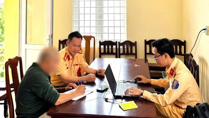 Phòng Cảnh sát giao thông Công an Quảng Trị nói về 500 trường hợp bị “phạt nguội” qua camera tại Đồng Hới Phòng Cảnh sát giao thông Công an Quảng Trị nói về 500 trường hợp bị “phạt nguội” qua camera tại Đồng Hới