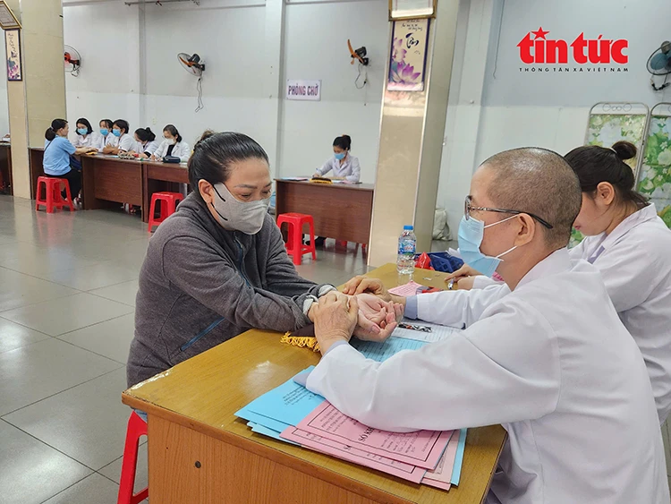 Phòng khám đông y “0 đồng” gần hai thập kỷ lặng thầm vì người nghèo Phòng khám đông y “0 đồng” gần hai thập kỷ lặng thầm vì người nghèo