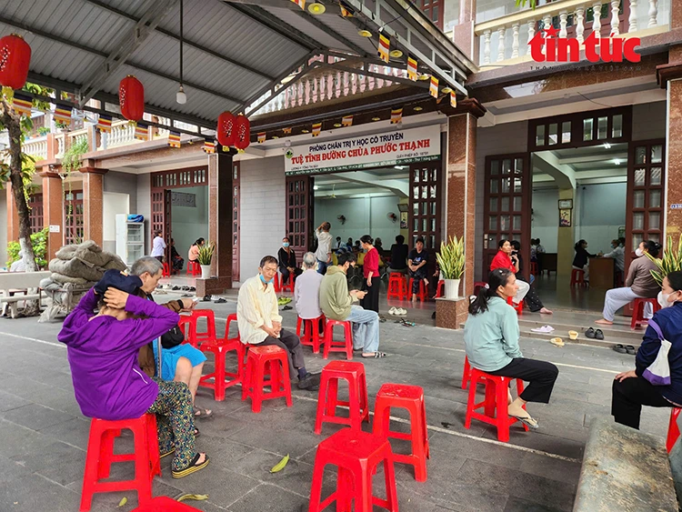 Phòng khám đông y “0 đồng” gần hai thập kỷ lặng thầm vì người nghèo Phòng khám đông y “0 đồng” gần hai thập kỷ lặng thầm vì người nghèo