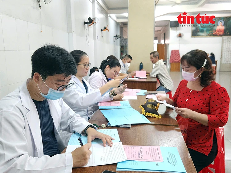 Phòng khám đông y “0 đồng” gần hai thập kỷ lặng thầm vì người nghèo Phòng khám đông y “0 đồng” gần hai thập kỷ lặng thầm vì người nghèo