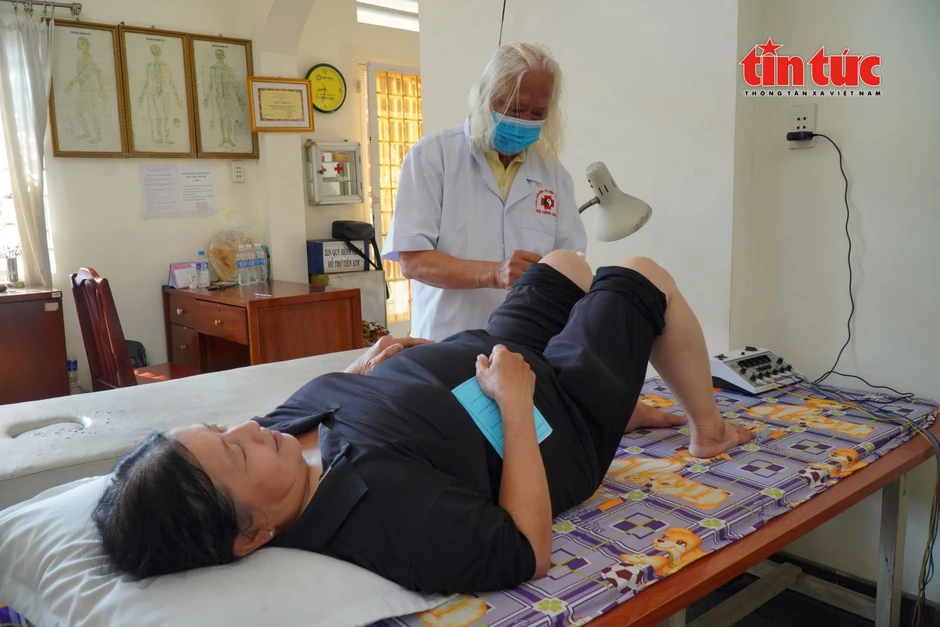 Phòng khám suốt 30 năm duy trì khám chữa bệnh miễn phí cho người nghèo Phòng khám suốt 30 năm duy trì khám chữa bệnh miễn phí cho người nghèo