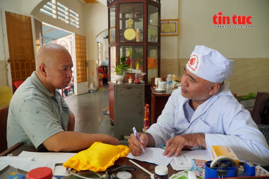 Phòng khám suốt 30 năm duy trì khám chữa bệnh miễn phí cho người nghèo Phòng khám suốt 30 năm duy trì khám chữa bệnh miễn phí cho người nghèo