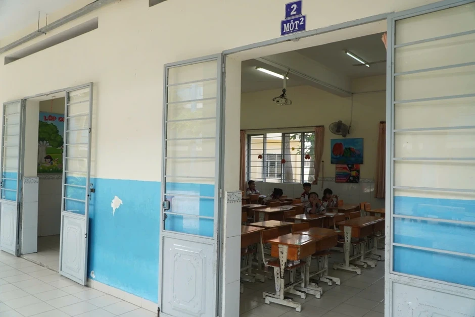 Phụ huynh TP.HCM đội nắng đón con về khi trường tạm dừng ăn bán trú Phụ huynh TP.HCM đội nắng đón con về khi trường tạm dừng ăn bán trú
