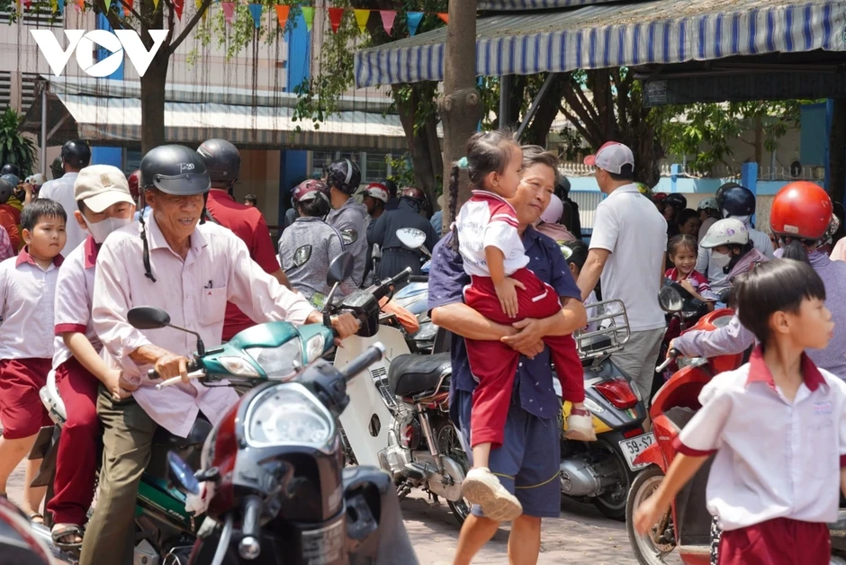 Phụ huynh TP.HCM đội nắng đón con về khi trường tạm dừng ăn bán trú Phụ huynh TP.HCM đội nắng đón con về khi trường tạm dừng ăn bán trú