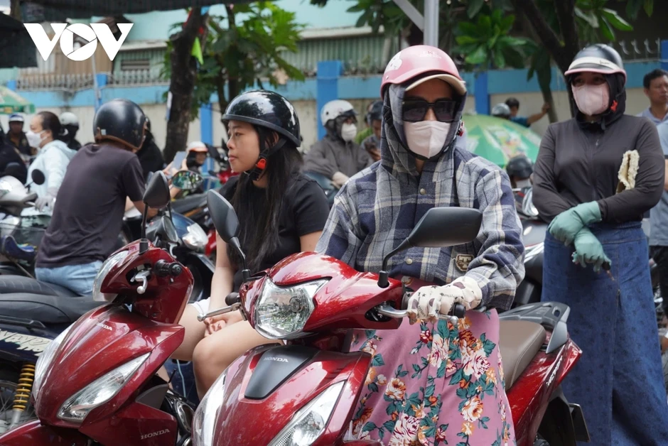 Phụ huynh TP.HCM đội nắng đón con về khi trường tạm dừng ăn bán trú Phụ huynh TP.HCM đội nắng đón con về khi trường tạm dừng ăn bán trú