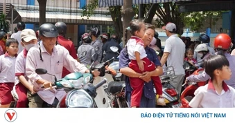 Phụ huynh TP.HCM đội nắng đón con về khi trường tạm dừng ăn bán trú