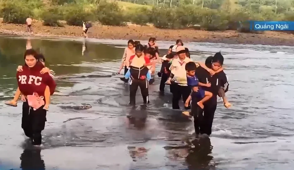 Phụ huynh xã Sơn Thủy (Quảng Ngãi) cõng con vượt sông đến trường Phụ huynh xã Sơn Thủy (Quảng Ngãi) cõng con vượt sông đến trường