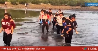 Phụ huynh xã Sơn Thủy (Quảng Ngãi) cõng con vượt sông đến trường