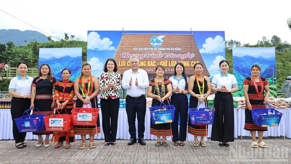 Phụ nữ Đà Nẵng hành quân về nguồn, lan tỏa yêu thương vùng cao Phụ nữ Đà Nẵng hành quân về nguồn, lan tỏa yêu thương vùng cao