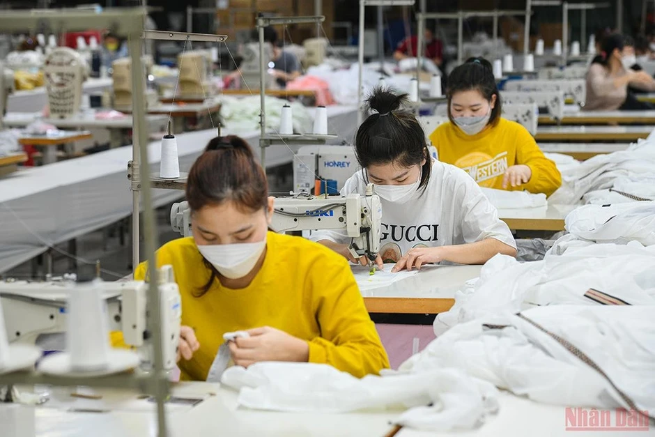 Phụ nữ Việt Nam khẳng định vai trò, vị thế trên mọi lĩnh vực đời sống xã hội Phụ nữ Việt Nam khẳng định vai trò, vị thế trên mọi lĩnh vực đời sống xã hội