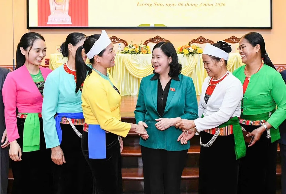 Phụ nữ Việt Nam khẳng định vai trò, vị thế trên mọi lĩnh vực đời sống xã hội Phụ nữ Việt Nam khẳng định vai trò, vị thế trên mọi lĩnh vực đời sống xã hội