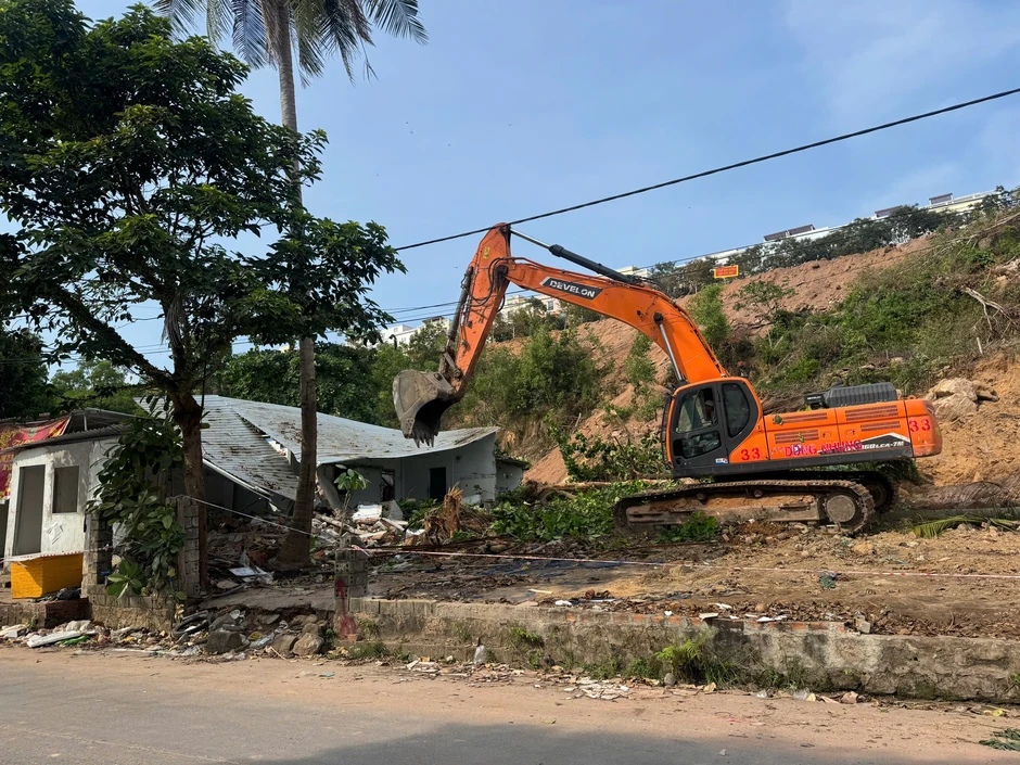 Phú Quốc cưỡng chế 6 hộ dân không giao đất phục vụ dự án APEC Phú Quốc cưỡng chế 6 hộ dân không giao đất phục vụ dự án APEC