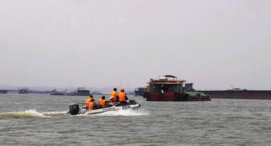 Phú Thọ: Chìm tàu hút cát trên sông Hồng, ít nhất 1 người tử vong Phú Thọ: Chìm tàu hút cát trên sông Hồng, ít nhất 1 người tử vong