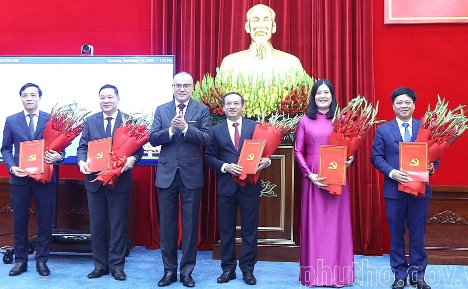 Phú Thọ công bố các quyết định về công tác tổ chức, cán bộ Phú Thọ công bố các quyết định về công tác tổ chức, cán bộ