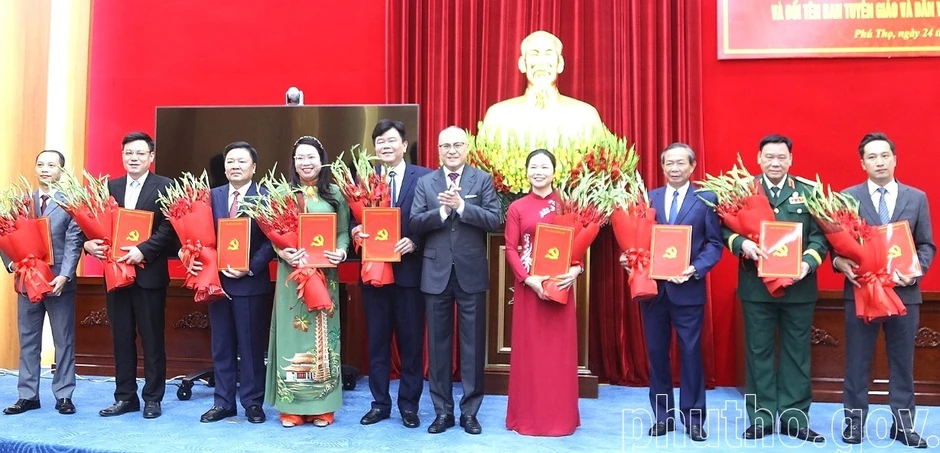 Phú Thọ công bố các quyết định về công tác tổ chức, cán bộ Phú Thọ công bố các quyết định về công tác tổ chức, cán bộ