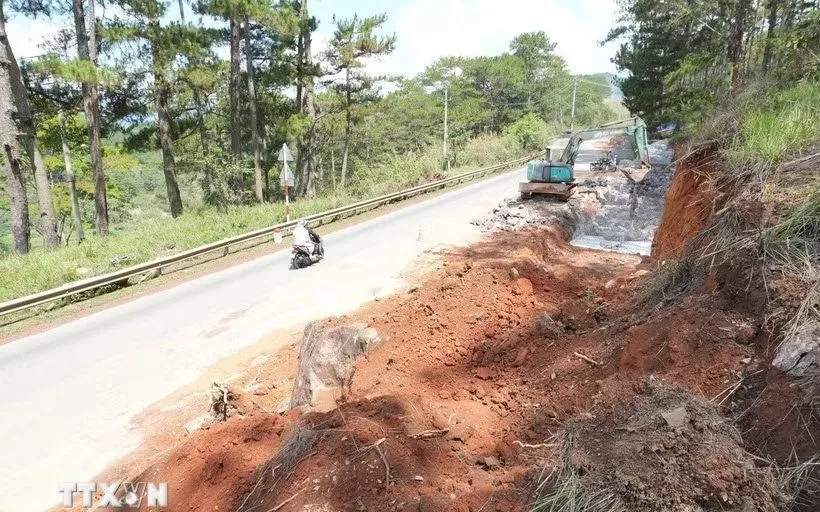 Phú Thọ khẩn trương khắc phục sạt lở trên tỉnh lộ 433 Phú Thọ khẩn trương khắc phục sạt lở trên tỉnh lộ 433