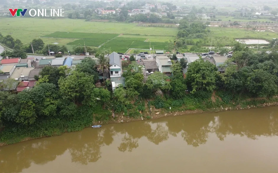 Phú Thọ: Mùa nước cạn, bờ sông Hồng sạt lở nghiêm trọng: Khẩn cấp di dời 12 hộ dân