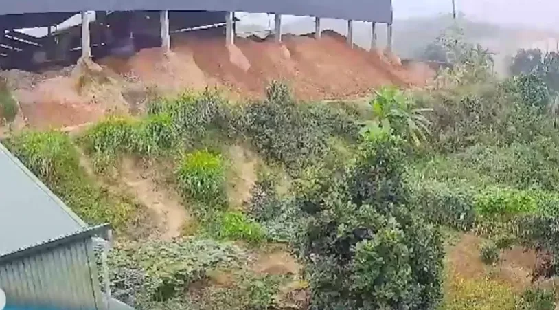 Phú Thọ: Ô nhiễm, nguy cơ sạt lở rình rập khu dân cư cạnh nhà máy gạch Phú Thọ: Ô nhiễm, nguy cơ sạt lở rình rập khu dân cư cạnh nhà máy gạch