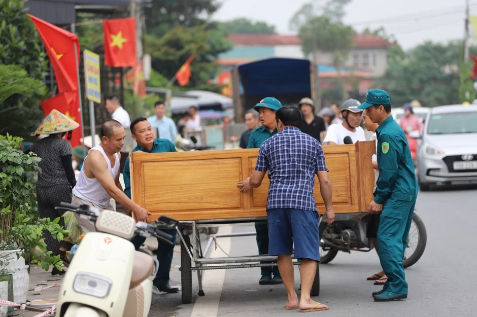 Phú Thọ phong tỏa khu vực sụt lún, di dời hơn chục hộ dân bên bờ sông Thao Phú Thọ phong tỏa khu vực sụt lún, di dời hơn chục hộ dân bên bờ sông Thao