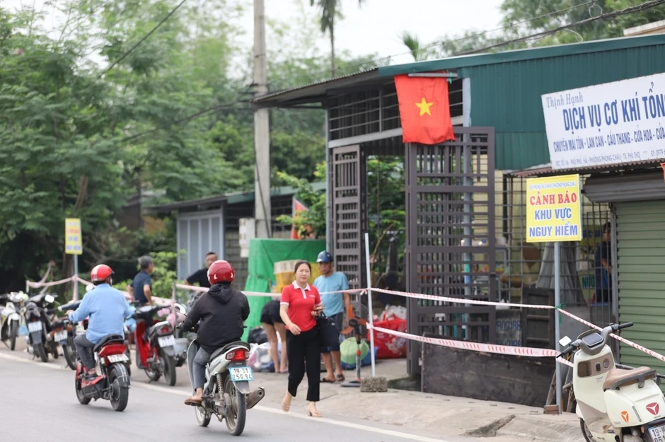 Phú Thọ phong tỏa khu vực sụt lún, di dời hơn chục hộ dân bên bờ sông Thao Phú Thọ phong tỏa khu vực sụt lún, di dời hơn chục hộ dân bên bờ sông Thao