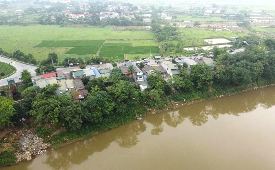 Phú Thọ phong tỏa khu vực sụt lún, di dời hơn chục hộ dân bên bờ sông Thao Phú Thọ phong tỏa khu vực sụt lún, di dời hơn chục hộ dân bên bờ sông Thao