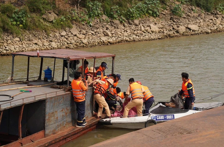 Phú Thọ tập trung tìm kiếm nạn nhân vụ chìm tàu trên sông Hồng